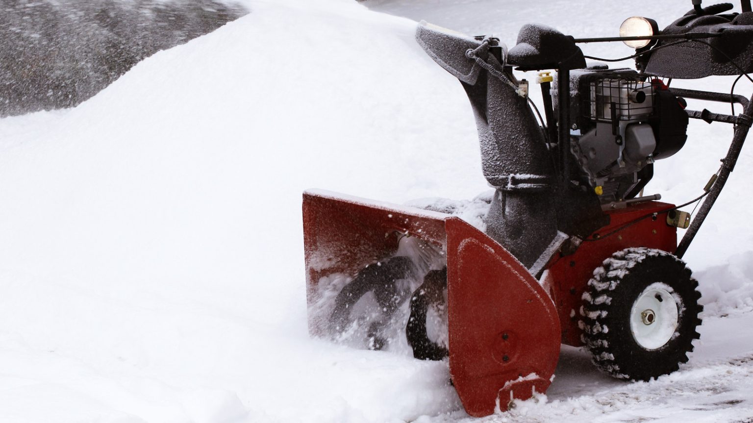 How to Operate a Snow Blower Safely and Efficiently